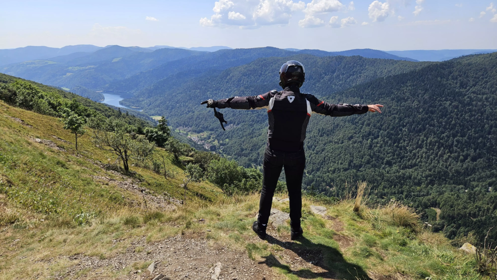 Intars devant un paysage d'une rivière