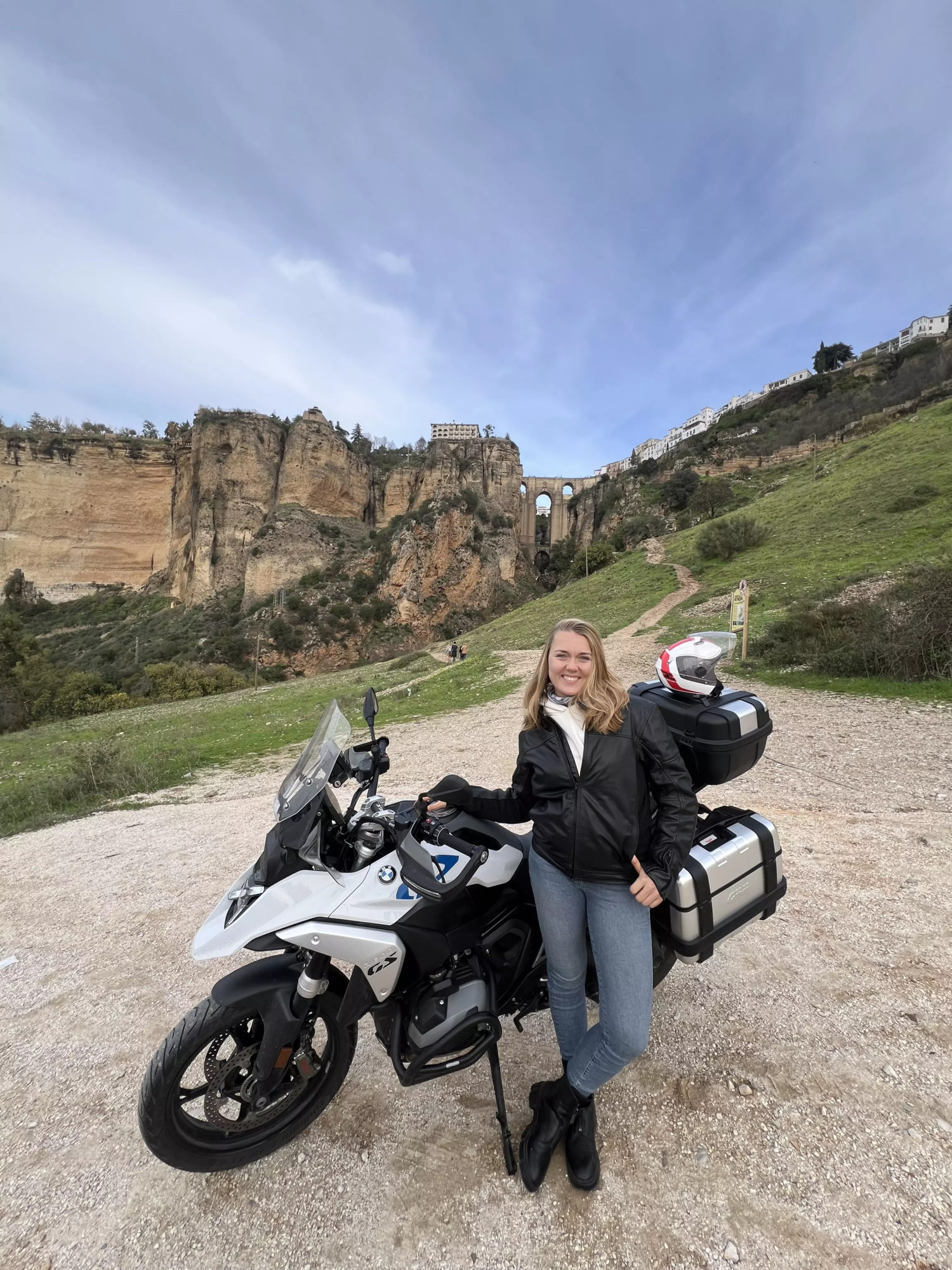 Karlina avec la moto devant Ronda