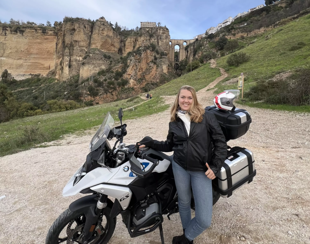 Karlina avec la moto devant Ronda