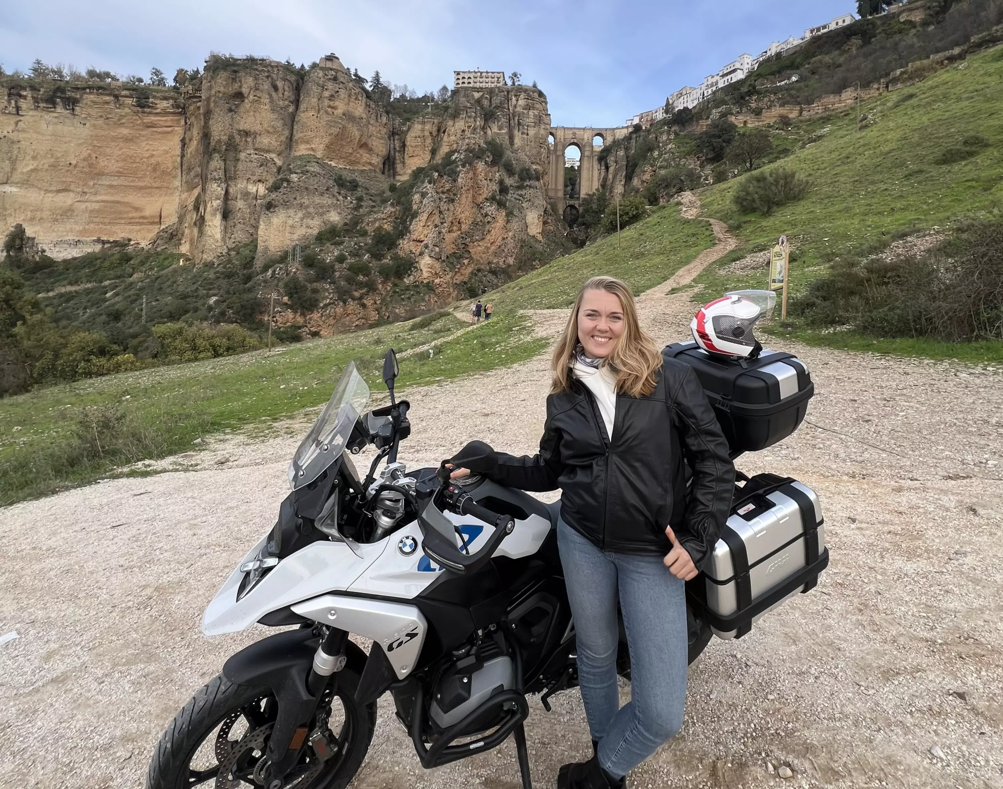 Karlina avec la moto devant Ronda