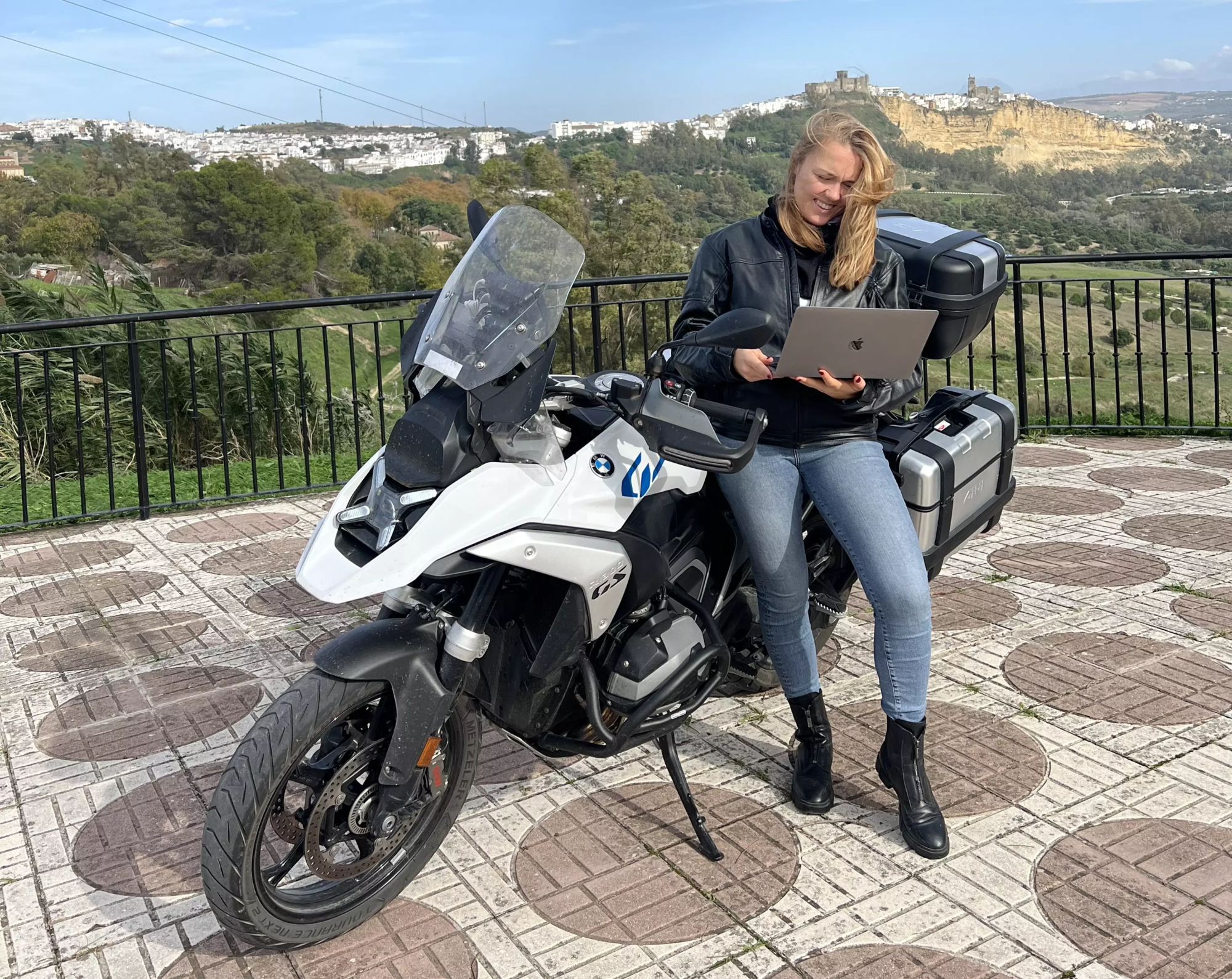 Karlina devant son ordinateur à côté de la moto copie