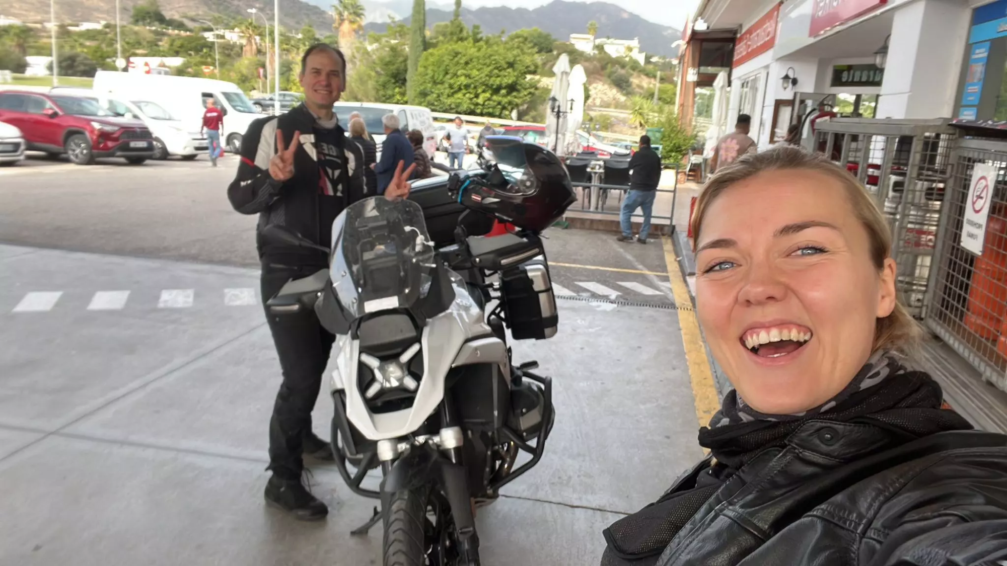 Karlina et Intars avec la moto en selfie