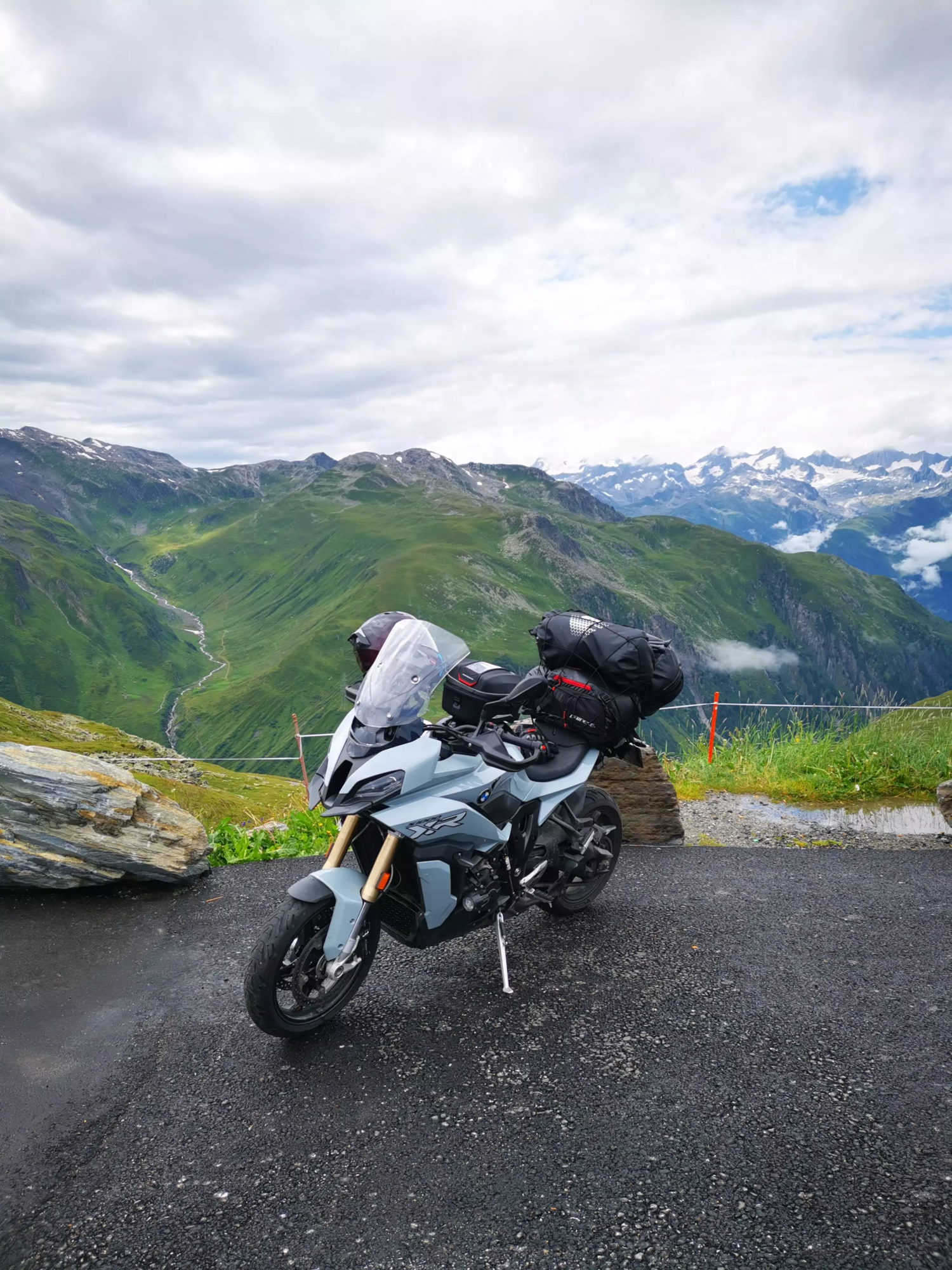 la moto devant un paysage
