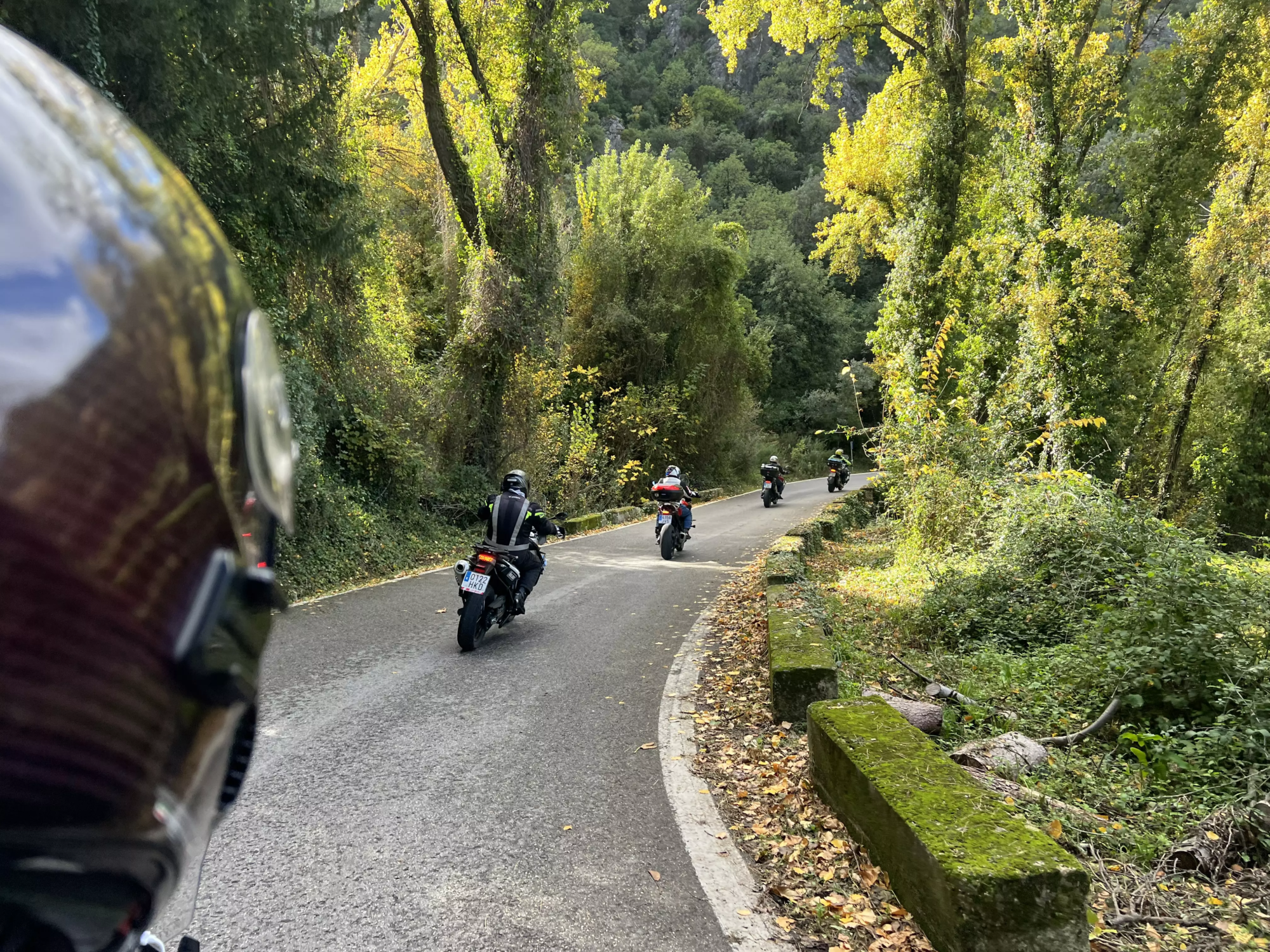 Les motards en circuit sur la route