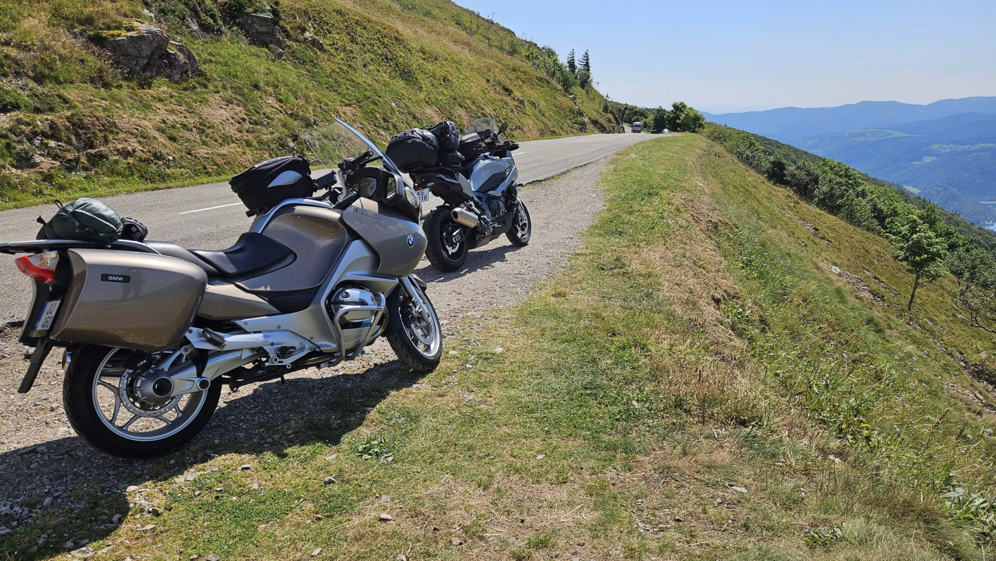 Les motos garées le long de la route