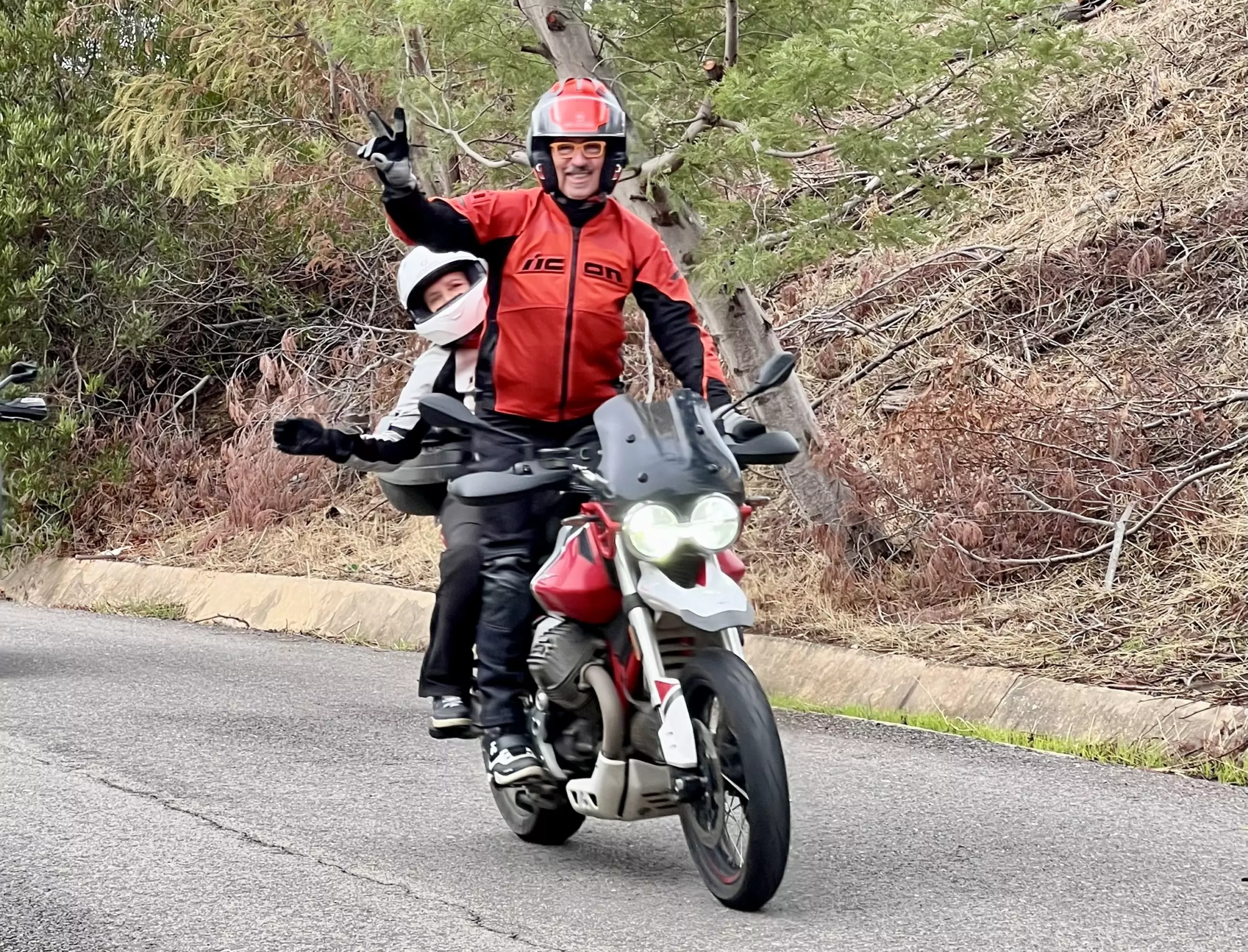 Photo d'un couple en moto