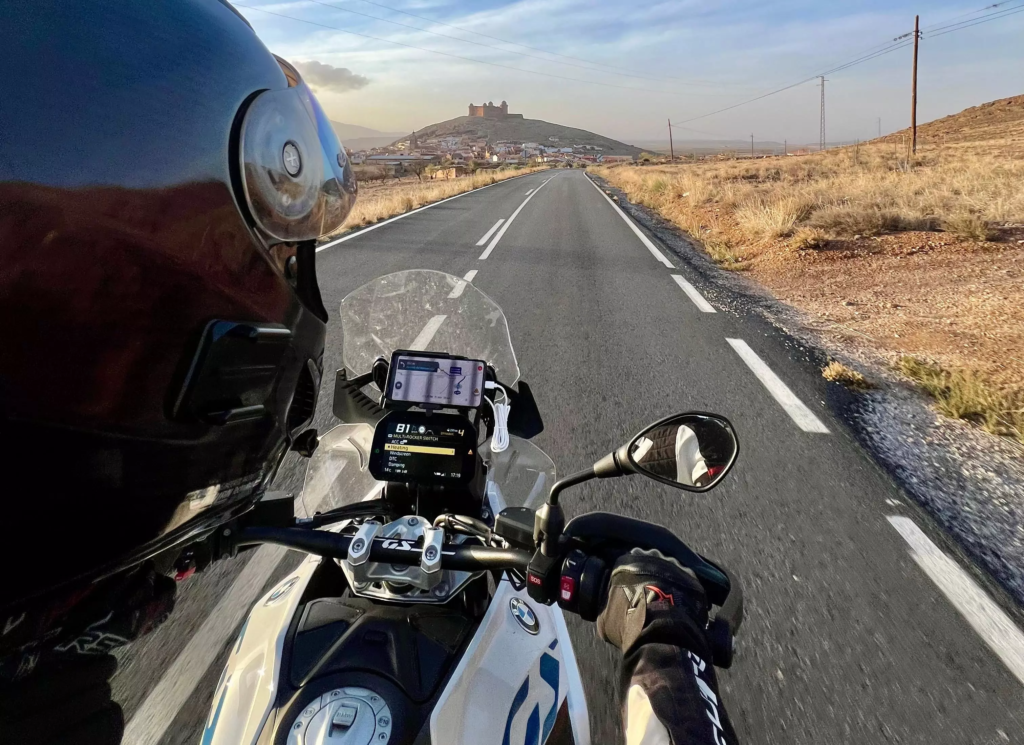 Sur la moto sur la route